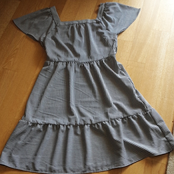 Monteau Dresses & Skirts - MONTEAU SEERSUCKER STYLE DRESS L